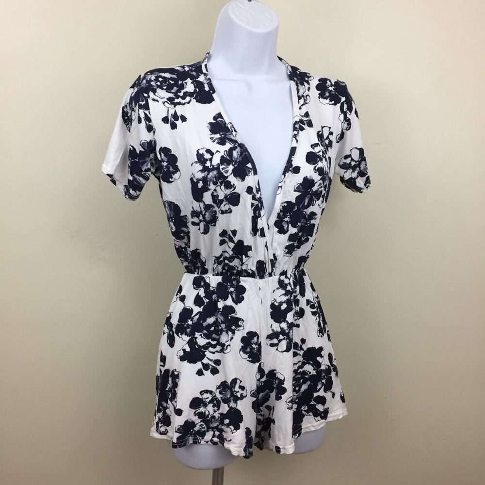 BOOHOO Blue White Floral Print Low V Neck Short Sleeve Elastic Waist Romper